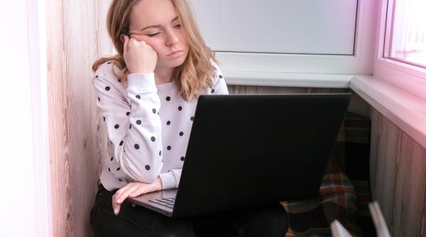 O companie trebuie să-i plătească unei angajate 1.500 de euro pentru ca i-a trimis emailuri în timp ce era în concediu