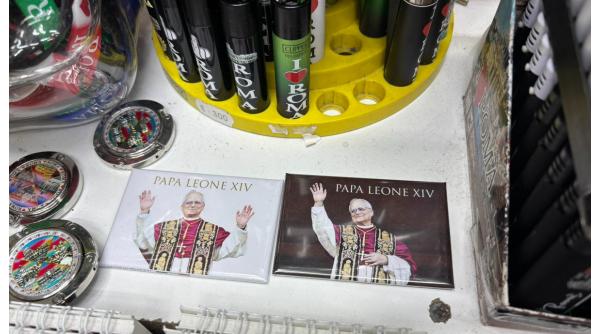 De ce întârzie fabricarea de suveniruri cu noul papă. Burdușa: "Gândul negru mi-a fost spulberat"