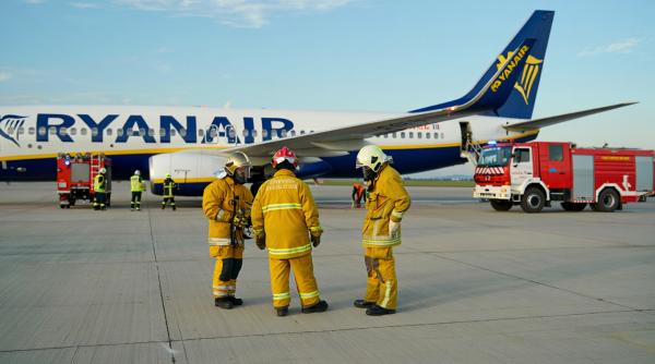 Alarmă de incendiu într-un avion Ryanair. Pasagerii au ajuns la spital 