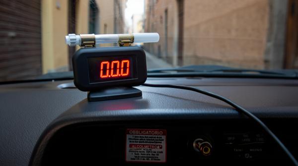 Șoferii din Italia obligați să-și monteze alcooltest legat la contactul mașinii. Cine sunt cei vizați