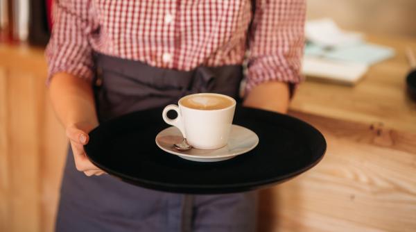 Vrei job? Muncești întâi neplătit. Cum arată anunțul scandalos de angajare al unei cafenele