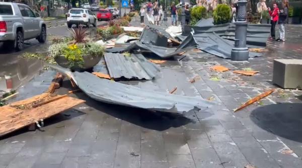 Furtună puternică la Sinaia: Copaci căzuți pe șosea, acoperișul gării a fost luat de vânt - VIDEO