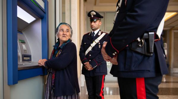 O îngrijitoare moldoveancă a cerut unei italience să-i scoată 700 euro de la bancomat și apoi i-a uitat lângă aparat