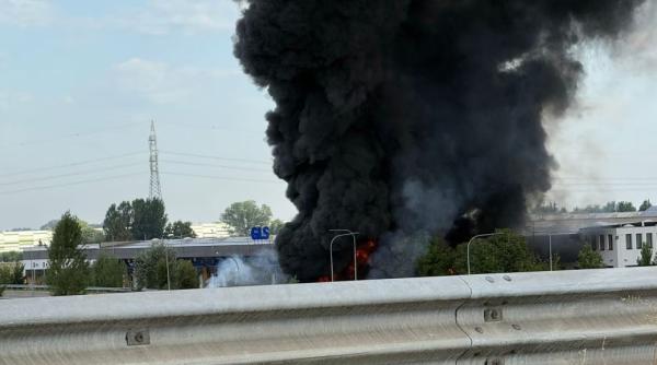 Accident cumplit în Italia: O cisternă GPL a explodat. Norul de fum negru, vizibil de la kilometri distanță - VIDEO
