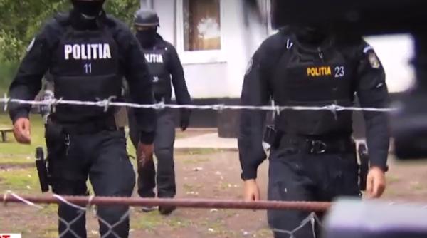 Emil Gânj, criminalul din Mureș, căutat de zeci de polițiști. Descinderi la fratele şi la sora fugarului