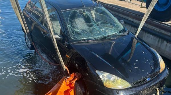 Un român din Italia care a plonjat cu mașina în mare s-a salvat în ultima secundă