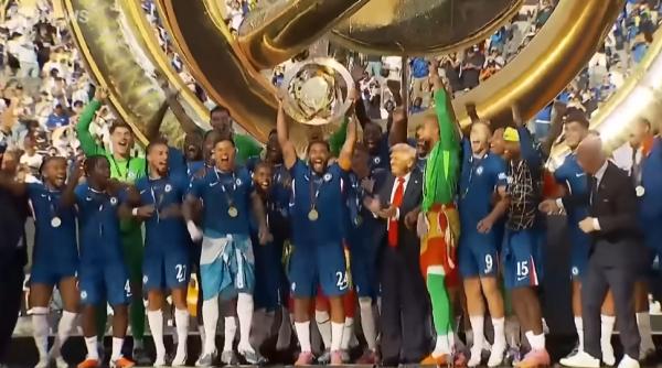 O nouă gafă a lui Trump. S-a autoinvitat la ceremonia de premiere a echipei Chelsea și n-a mai plecat de pe podium - VIDEO