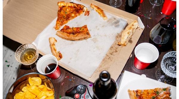 În Germania se vrea taxarea cutiilor de pizza și a paharelor de cafea