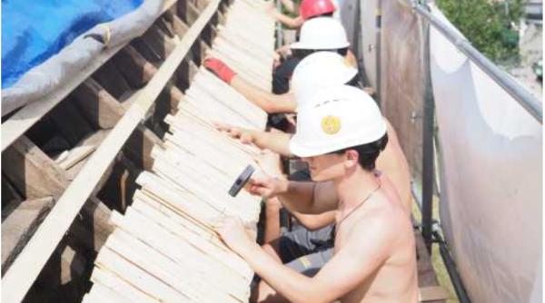 Copii ai românilor din SUA refac acoperişul unei biserici de lemn din Păuşa (reportaj)