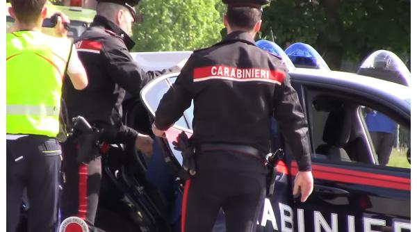 Cinci români au fost ridicați de poliție în Italia după o bătaie violentă în plină stradă. Trecătorii au fugit speriați