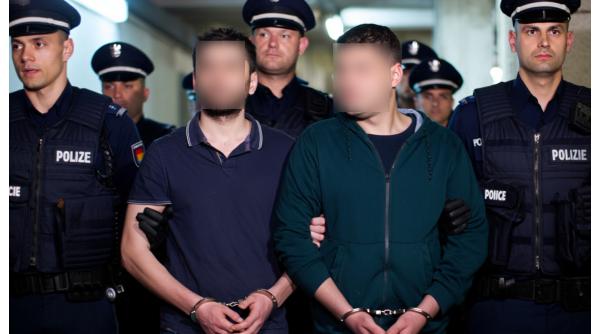 Cursă nebună în Germania: Doi tineri români, arestați după ce au fugit de poliție, iar apoi s-au răsturnat cu mașina