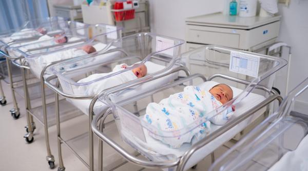 Situație bizară într-un sat din Maramureș: 15 fete minore au devenit mame, într-un interval scurt 