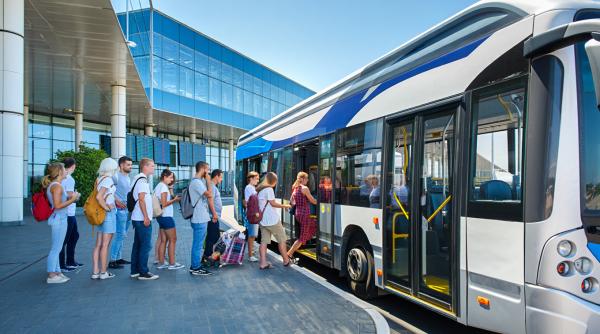 Un șofer de pe aeroportul Otopeni a luat pasagerii de la îmbarcare și a uitat să-i mai ducă la avion. A ieșit cu autobuzul în DN1 