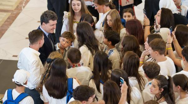 130 de copii români din diaspora l-au vizitat pe Nicușor Dan la Palatul Cotroceni