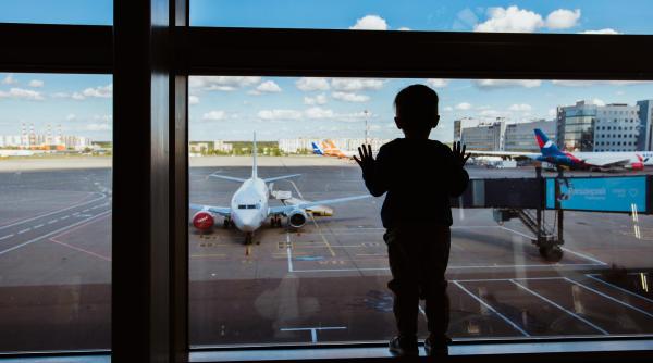 Când au văzut că cel mic are pașaportul expirat, doi părinți și-au lăsat băiatul de 10 ani în aeroport și s-au îmbarcat în avion