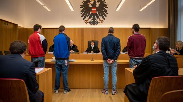 Spărgători români din Austria acuză traducătoarea din instanță că le-a schimbat declarațiile, ca să-i scoată vinovați 