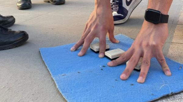 14 români, prinși de polițiști la Roma în timp ce păcăleau turiști cu alba-neagra