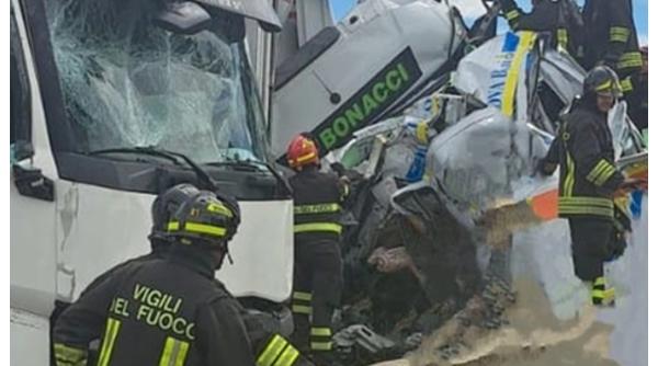 Accident grav în Italia. Trei morți și 18 răniți, după ce un TIR a intrat cu viteză pe contrasens