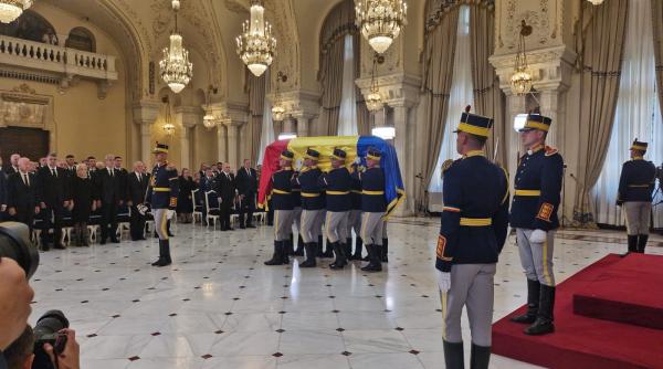 Sicriul cu Ion Iliescu a părăsit Cotroceniul. A primit ultimul onor. Iată cine a participat la slujbă