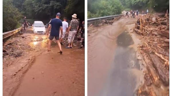 Viitura a lovit Transfăgărășanul. Turiștii au rămas blocați cu mașinile pe munte 