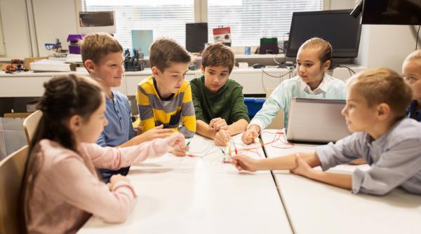 Sondaj ȘtiriDiaspora.ro: Mai puțin de un sfert dintre românii din diaspora ar sprijini financiar un proiect educațional românesc