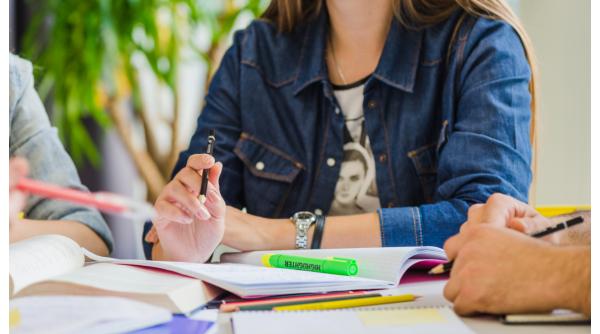 Sondaj ȘtiriDiaspora.ro: Românii, împărțiți în privința importanței cunoașterii activităților educaționale din diaspora