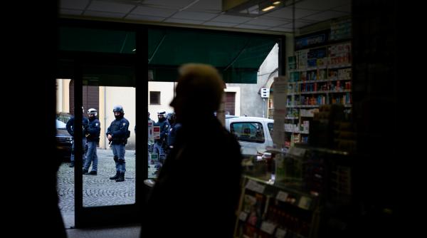 Un român din Italia a luat ostatice două persoane într-o farmacie 