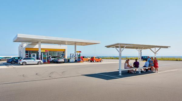 Un tată aflat în vacanță și-a uitat fiicele într-o benzinărie pe autostradă. Credea că dorm pe banchetă 