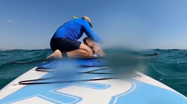 Un român și cei doi copii ai săi, salvați în ultima clipă de la înec pe o plajă din Grecia. Momentul a fost filmat și a devenit viral