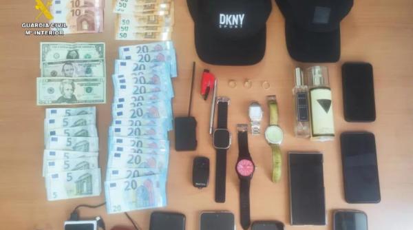 Șase români arestați în Spania pentru furturi din mașini. Aveau un dispozitiv "minune" și totul era planificat la minut