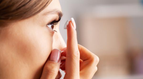 China a descoperit lentile de contact fără baterii care permit vederea luminii infraroșii