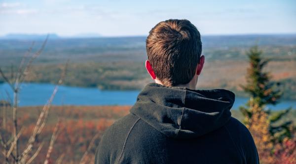 Un cuplu din Belgia e terorizat de fiul român adoptat. Îi amenință cu moartea și susține că de fapt a fost răpit