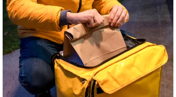 Un livrator străin se află în comă, după ce a fost bătut în Cluj-Napoca