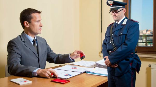 Cum a ajuns un român din Italia notar de ocazie, cu acte false. A păcălit zeci de oameni