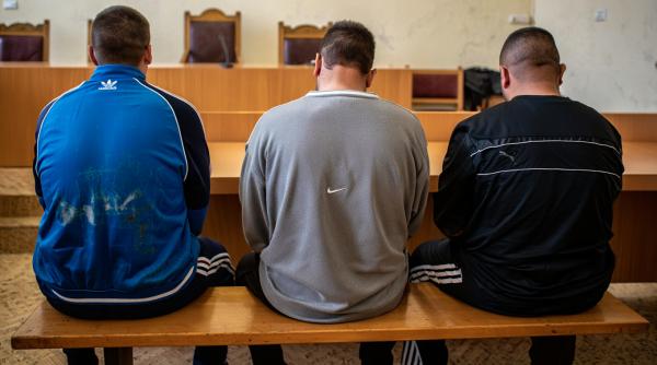 Nouă români în Austria, condamnați după ce comiteau jafuri ca în filme. Au tăiat acoperișul unei fabrici ca să intre să fure