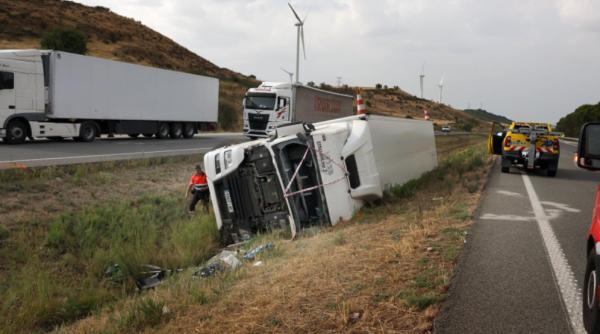 Șofer român mort în Spania, după ce s-a răsturnat și a râmas blocat în cabină. "Pasagerul permanent al oricărui șofer e oboseala"