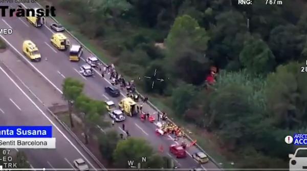 Un autocar cu 60 de turiști s-a răsturnat în drum spre aeroportul din Barcelona 