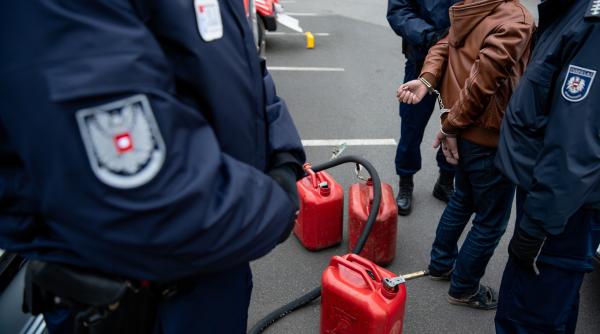 Austria: Român de 20 de ani care fura motorină din TIR-uri, prins după ce a plecat fără să plătească din benzinărie