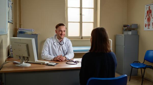 Ce salariu are un medic specialist la început de carieră într-un spital județean din România: "Se adaugă și gărzile" 