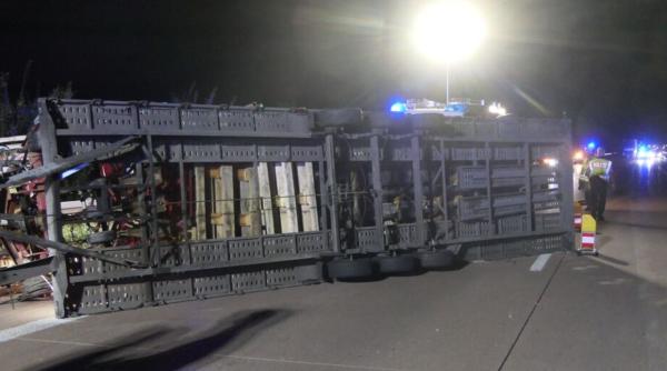 Un român a blocat complet o autostradă din Germania, după ce a pierdut pe drum remorca pe care transporta un microbuz 