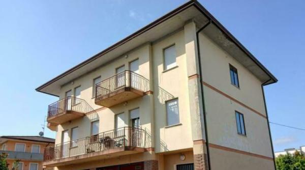 Un român din Italia s-a trezit cu trei hoți în casă. I-a bătut și aruncat de pe terasă