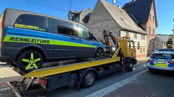 Un tânăr din Germania și-a tunat duba și a scris pe ea "Folizei". Robert a primit rapid vizita polițiștilor adevărați