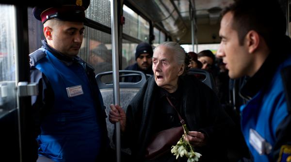 Bătrână de 90 de ani, amendată în autobuz pentru că avea abonamentul expirat: "Mergeam la cimitir, la soțul meu"