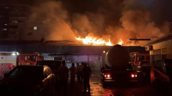 Incendiu puternic în Sectorul 2. A fost emis RO-ALERT: "Închideți uşille şi ferestrele"