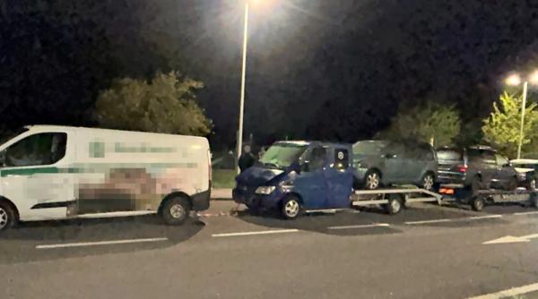 Polițiștii austrieci, uimiți de "convoiul periculos" al unui român. Fără permis și cu numere furate, trăgea cu duba două platforme auto legate cu o curea