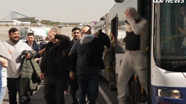 Anglia a deportat 47 de infractori români. Autorităţile le-au oferit şi carduri cu 2.000 de lire - VIDEO