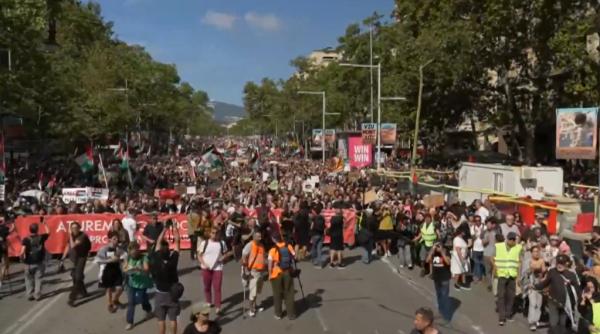Opt persoane arestate şi 20 de poliţişti răniţi în ciocnirile dintre protestatari pro-palestinieni şi poliţie la Barcelona
