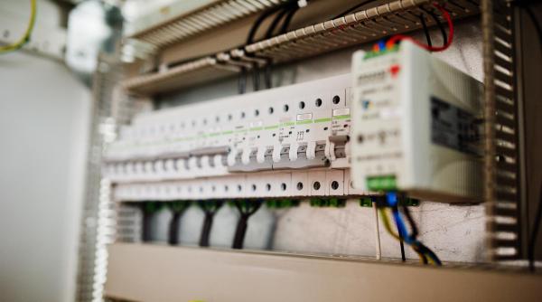 Român din Italia, arestat după ce a manevrat contorul și a furat curent în valoare de 26.000 de euro