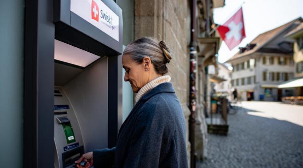 Îngrijitoare româncă din Elveția, arestată după ce bătrâna de care avea grijă i-a dat cardul cu bani. Românca trimitea banii în țară