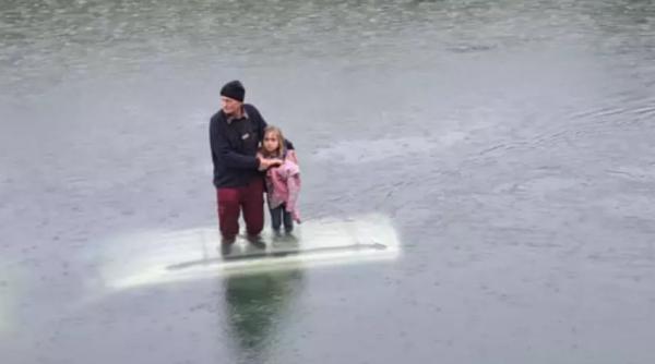 Intervenție contracronometru în Argeș: Un bătrân și o fetiță au așteptat salvarea pe plafonul mașinii acoperită complet de apă